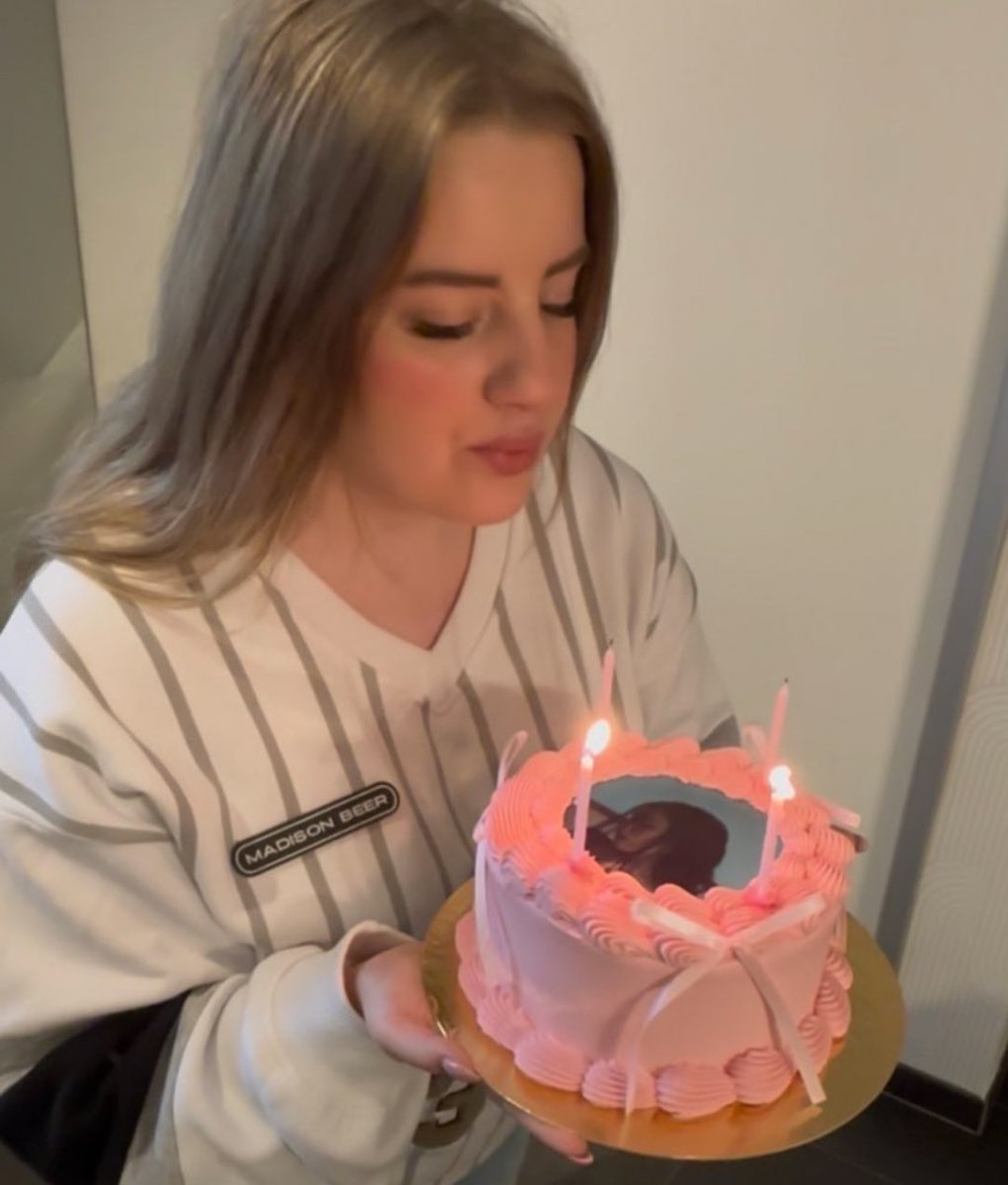 𝐍𝐚𝐨𝐦𝐢 tweet media