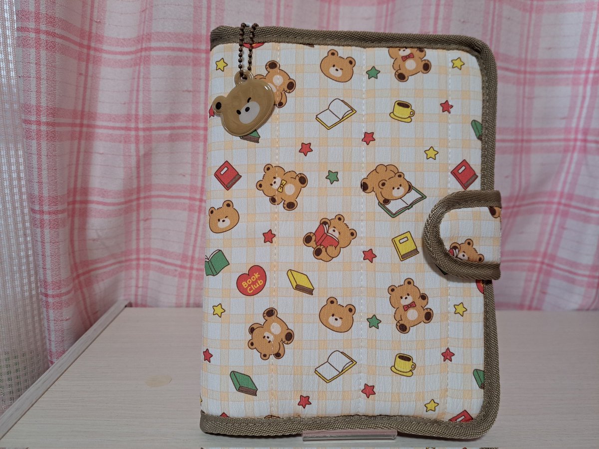 韓国のダイソーで購入した母子手帳風なこのノート。
ふんわり素材と懐かしい感じのクマちゃん柄も可愛い🥰
中には無地のノートが入っていました。