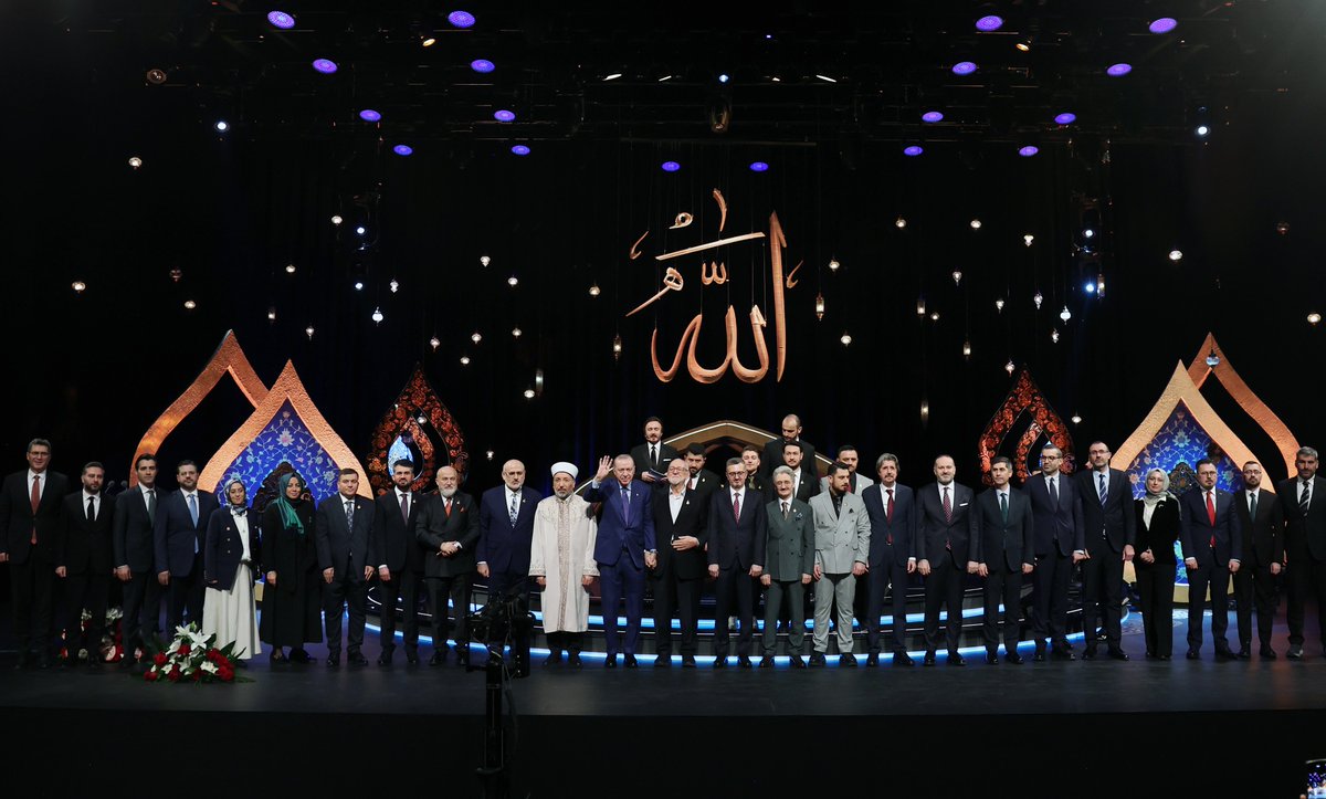 Kur’an-ı Kerim’i Güzel Okuma Yarışması Büyük Finali’nde ödüllerini takdim ettiğimiz, tilavetleriyle gönül bahçemizi yeşerten Kur’an bülbüllerini tebrik ediyorum.

Büyük Final’e katılan tüm karilerimizi, hafızlarımızı, hocalarımızı yürekten kutluyorum.