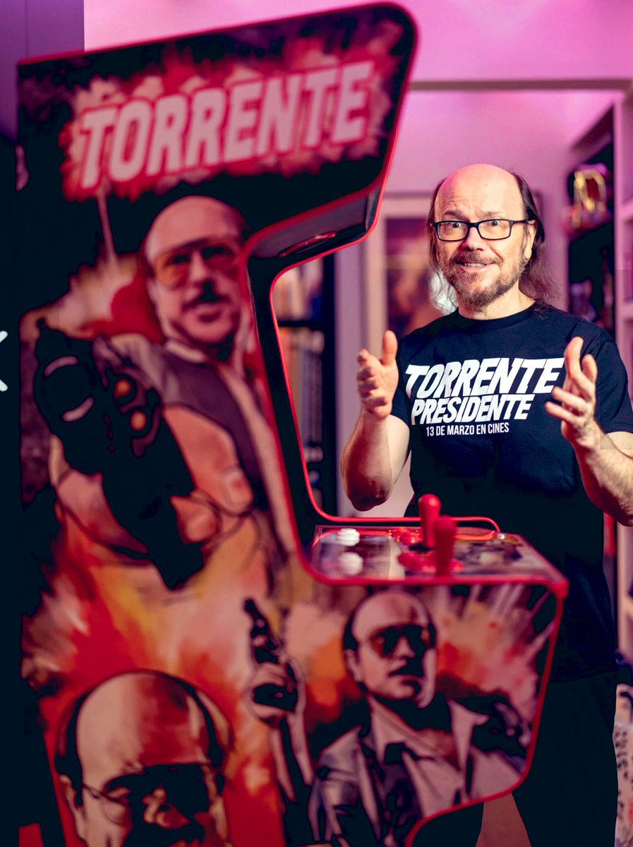 Me la suda "Torrente Presidente", no me interesa el cine de Santiago Segura director, desde la primera de Torrente (que me gustó), pero me parece un tipo muy inteligente y sin duda es el número uno en marketing y en taquilla en España.