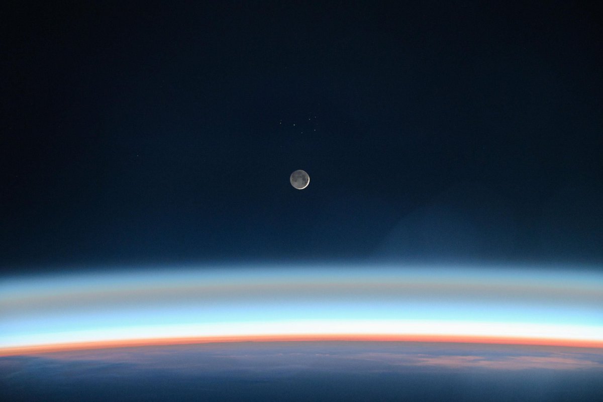 La Luna y el cúmulo de las Pléyades vistos desde el espacio.