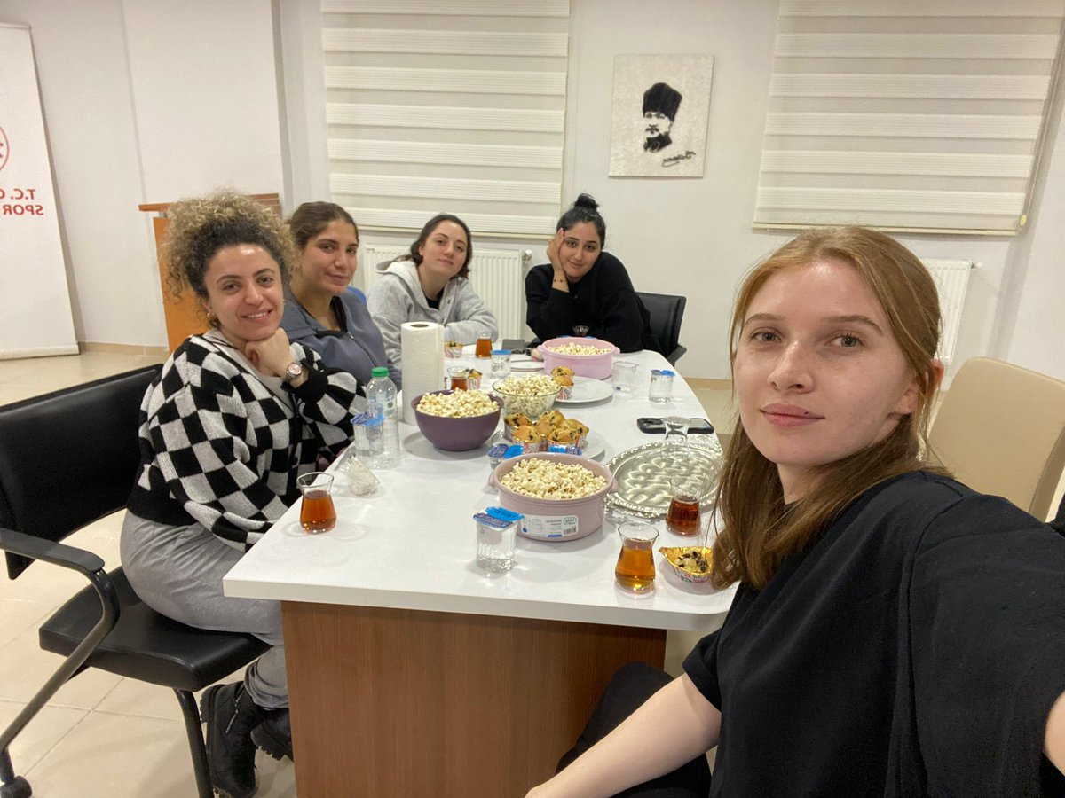 KarsKYGM's tweet photo. Öğrencilerimiz kendi yaptıkları kapkekler ve demledikleri çay eşliğinde keyifli sohbetlerle dolu verimli bir akşam geçirdiler. Serhat Yurdu’nda böyle anlar paha biçilemez😎🍰☕✨ #SerhatYurdu https://t.co/BHl4LI90C5