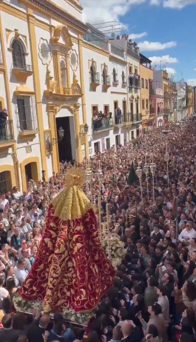 Pues eso, ¡Viva la reina de Triana!