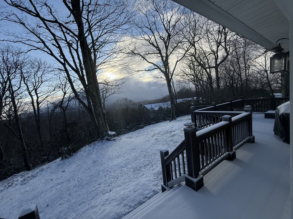 Nola_TC's tweet photo. @Hvward can confirm your forecast for snow in WNC/High Country was dead on.  cc: @GMengel 
Conditions here in Blowing Rock: https://t.co/gYfXpZEtMd