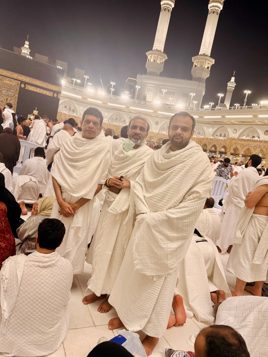 شکر الحمدللّٰہ! رمضان المبارک کے بابرکت مہینے میں عمرہ کی سعادت نصیب ہوئی۔
اللہ تعالیٰ عمرہ کو قبول فرمائے اور ہمارے ملکِ پاکستان اور پوری امتِ مسلمہ کے لیے رحمت، برکت اور کامیابی کا ذریعہ بنائے۔آمین ثم آمین۔