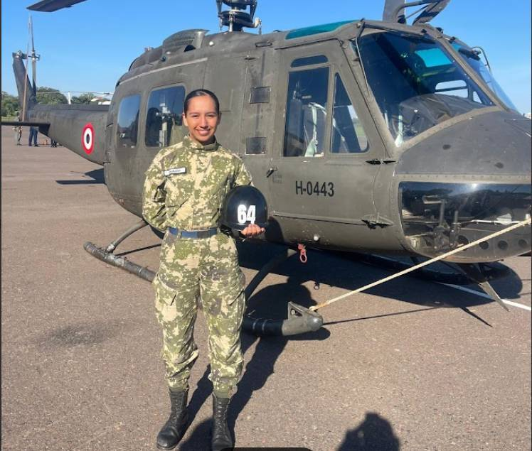 ▶️ KUÑA MBARETE: PRIMERA MUJER INDÍGENA EN LA FUERZA AÉREA | 🥹👏🏻

Jazmín Balbuena, joven Yshir Chamacoco de 21 años, hizo historia al convertirse en la primera mujer indígena en la Fuerza Aérea Paraguaya.

🌎 Dejó su comunidad en Alto Paraguay para perseguir su sueño.

👉Para