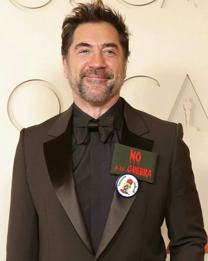 Lexotanil__'s tweet photo. Ο Μπαρδέμ κουστουμαρισμένος, παρφουμαρισμένος, με παπιγιόν και τα σάλια να τρέχουν στις κονκάρδες του, πήγε στα Όσκαρ επειδή ήλπιζε ότι είχε πιθανότητες να κερδίσει λόγω μιας πιασάρικης ισλαμοκλαψούμπας. Με την ευκαιρία, έστειλε αγωνιστικούς χαιρετισμούς   σε δυο φρασούλες.
Όσκαρ δεν πήρε όμως, με τις γιάντες από το κοτόπουλο την έβγαλε. 
Ο Σων Πεν από την άλλη, δεν πήγε στα Όσκαρ παρότι ήταν προτεινόμενος και φαβορί και τελικά το κέρδισε. 
Προτίμησε να βρίσκεται δίπλα στον αγωνιζόμενο λαό της Ουκρανίας. 
--Βρες ποιος από τους δυο είναι ο λουστραρισμένος τσουρόμαγκας του καναπέ και ποιος ο αληθινός αγωνιστής.