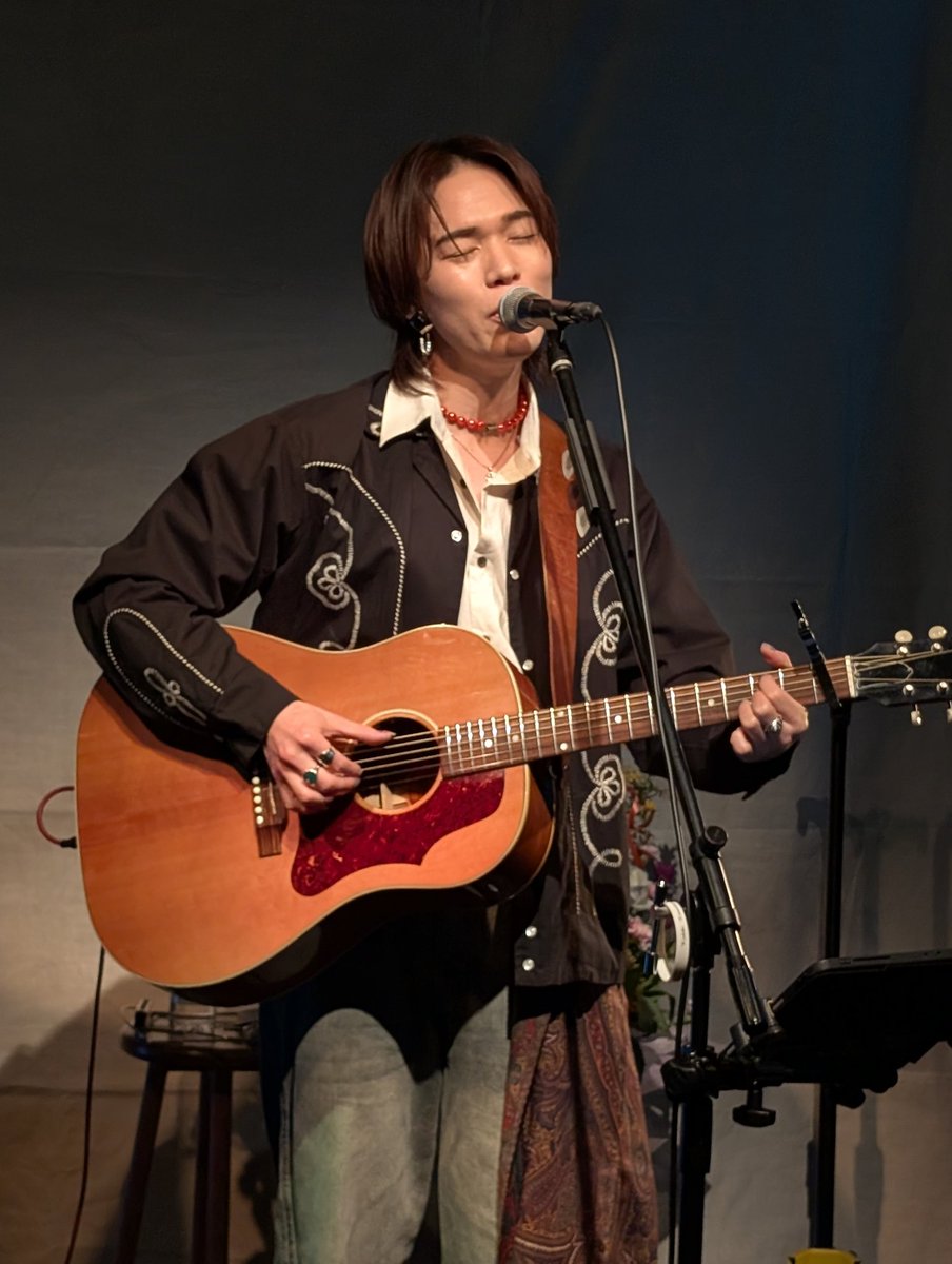 reiko49660068's tweet photo. 3/14🤍𝘏𝘢𝘱𝘱𝘺 𝘞𝘩𝘪𝘵𝘦 𝘥𝘢𝘺
ワンマンライブ🎸
こんなに心動かされるライブ♬
笑って!泣いて!聴き入って!
胸の奥まで滲み込んでいく音♪
この臨場感が最高だった♡
Fire ball🔥♪mitsutakaさん👓
良かった~
#川原光貴
#Hikikatari
#板橋ファイト https://t.co/dpZCkCucLA