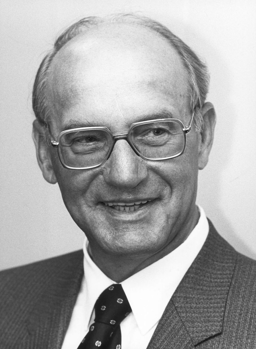 Retrojournal_de's tweet photo. Heute vor genau 40 Jahren – am 17.03.1986 – verstarb Heinz Nixdorf völlig unerwartet mit nur 60 Jahren.
Ein Visionär, der Computer in deutsche Büros brachte, lange bevor „PC“ ein Alltagsbegriff war.
Lasst ihn um die Welt reisen.
#RIP #Nixdorf #RetroComputing #80sTech https://t.co/XDQO4yaeHv