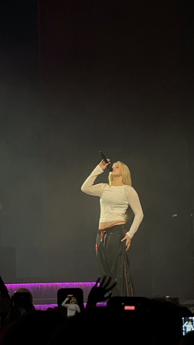 clo 🪩 (heard fine line live) tweet media