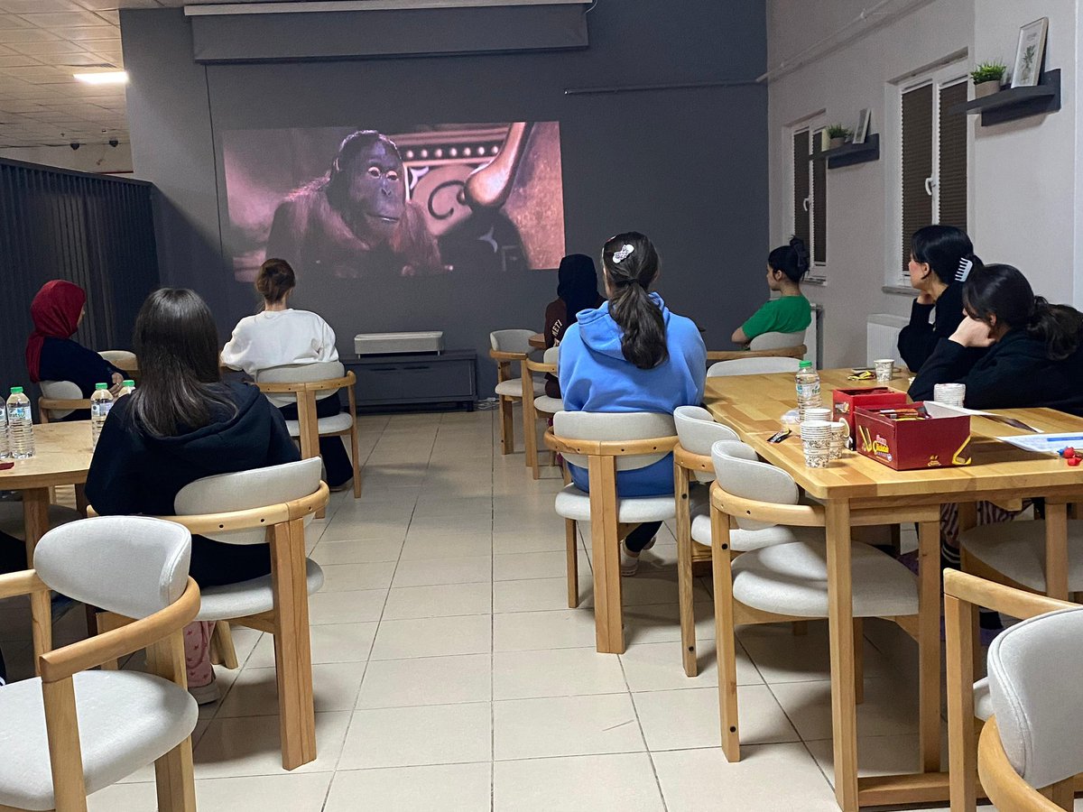 KarsKYGM's tweet photo. 🎥 Serhat Yurdu’nda haftalık film etkinliğimizi yine dolu dolu geçirdik! Birlikte izledik, paylaştık, dostluklar pekişti. Sinema ruhu burada başka! ✨ #SerhatYurdu #YurtlardaHayatVar https://t.co/97fH4BnQO5
