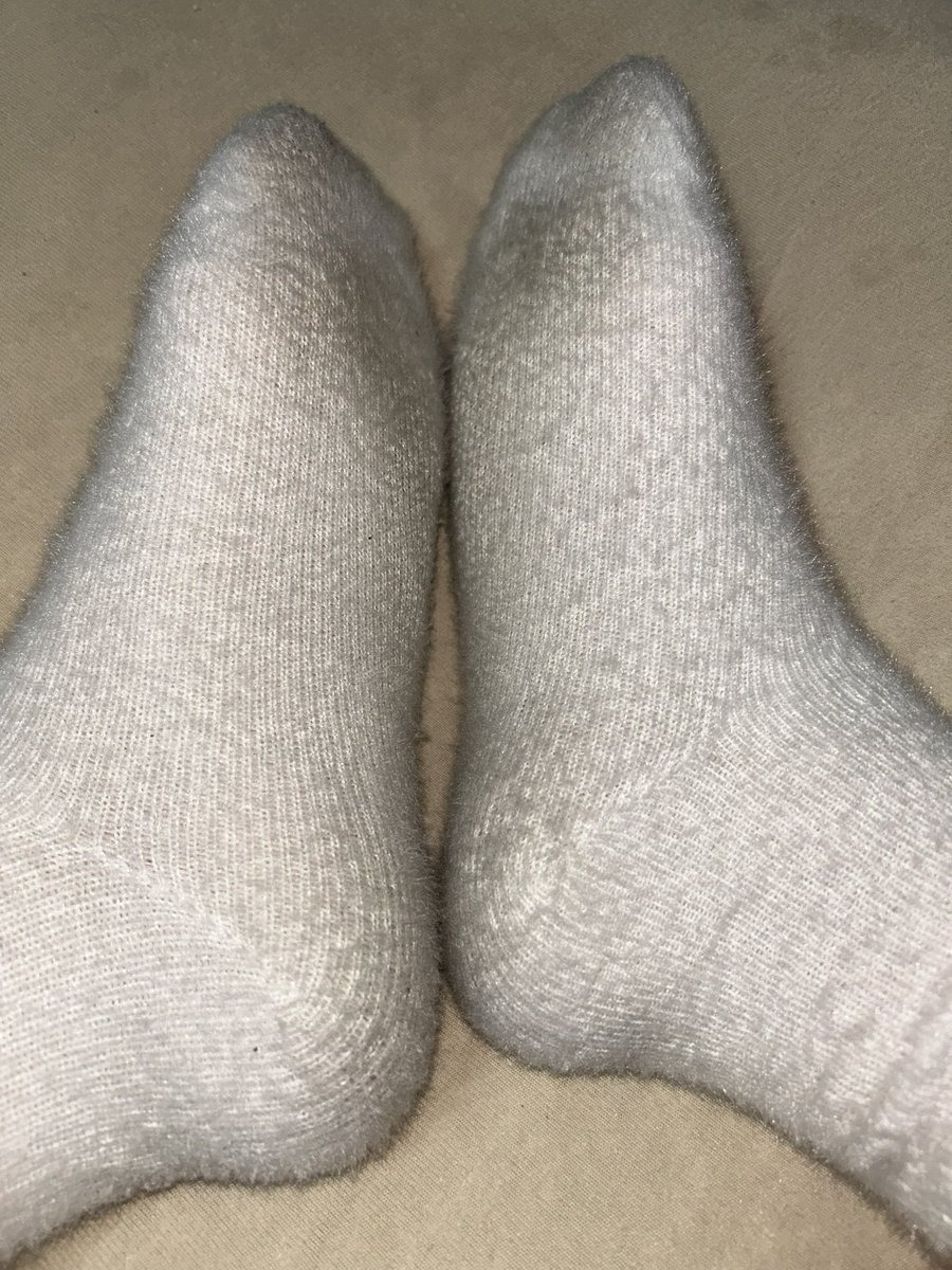 Bellamiaano's tweet photo. Meine Füße haben das Verlangen danach ausgezogen zu werden! Schreib mir eine DM, Überzeug mich das du es verdient hast und ich verwöhne dich auf reichstem Geruch!🧦👣💸
3 Tage Socken!
45 Min zusätzlich auf dem Laufband! https://t.co/AYYjCxHGAU