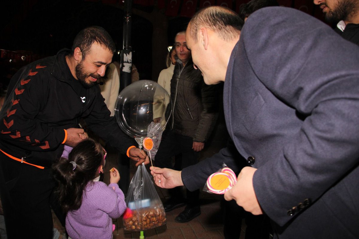 Fatih__Bildik's tweet photo. 📍Hamamönü

Kandil programımız sonrası, #Altındağ ‘ımızın ramazan akşamlarında uğrak yeri Hamamönü ‘ne Milletvekilimiz @OsmanGokcek_ ile ziyarette bulunduk. 

Değerli ilçe sakinlerimiz ve esnaflarımızla selamlaşıp hasbıhal ettik. 

#KalbimizAltındağ 

@akaltindag https://t.co/HI3932QvxE