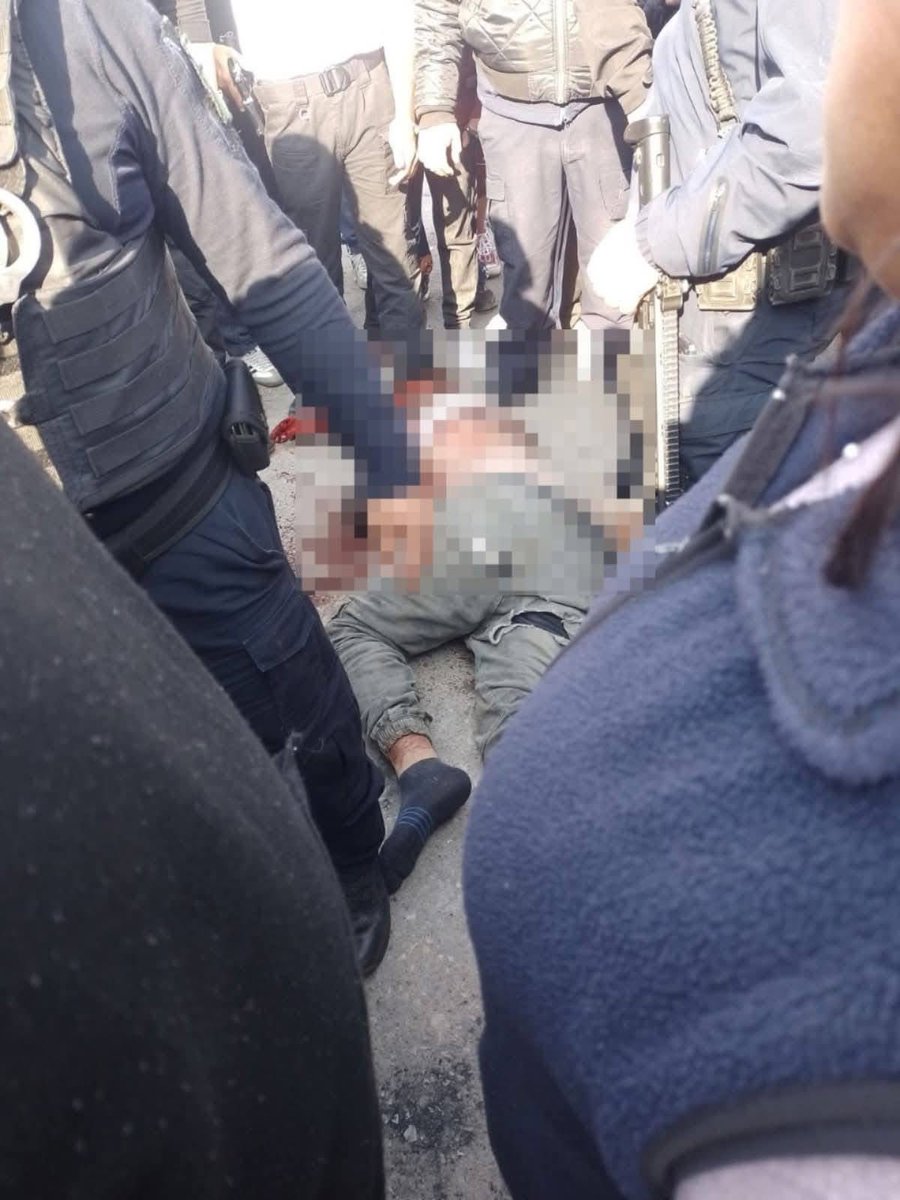 MrElDiablo8's tweet photo. Pobladores de Teoloyucan #lincharon a un presunto delincuente, tras el #asesinato de un automovilista.
El Ayuntamiento reporta #policías lesionados y robo de un arma y esposas. https://t.co/0jKFe6CtUz