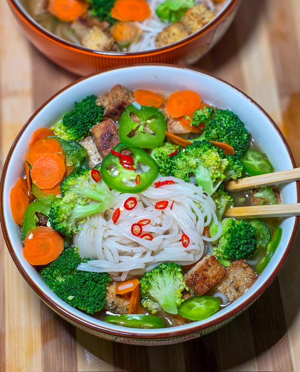 ChefBRouge's tweet photo. Rice noods with Tofu &amp; Veggies https://t.co/fxayByz3Ac
