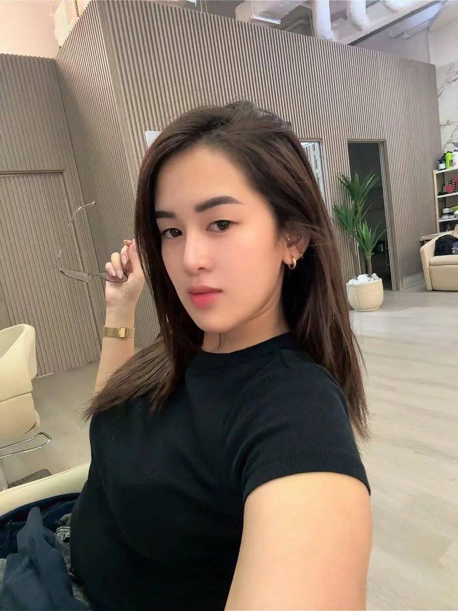 Author Kaliane Bradley tweet media