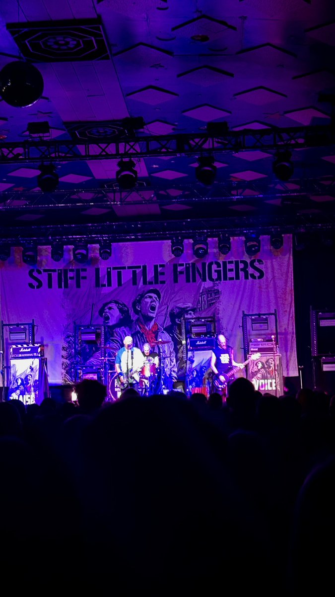 alistairgilli10's tweet photo. Another great night at the The Barrowlands with a blistering set from Stiff Little Fingers 🎸 #MusicLover #music #Glasgow #barrowlands https://t.co/yX2oIiH10F