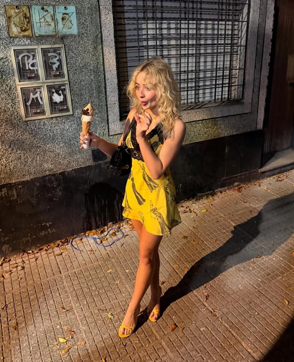 la foto que subio sabrina parece que la invité a tomar un helado de grido acá en la puerta de mi casa, en zona sur con toda la pared llena de pis