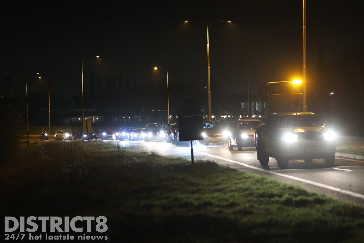 RedactieD8's tweet image. Tientallen automobilisten zijn vanavond op de bon geslingerd op de afrit van de #A4 naar de #N470 bij #Schipluiden. De automobilisten negeerde het rode kruis nadat de afrit was afgesloten door een eenzijdig ongeval. Bij het ongeval raakte niemand gewond, een berger heeft de auto