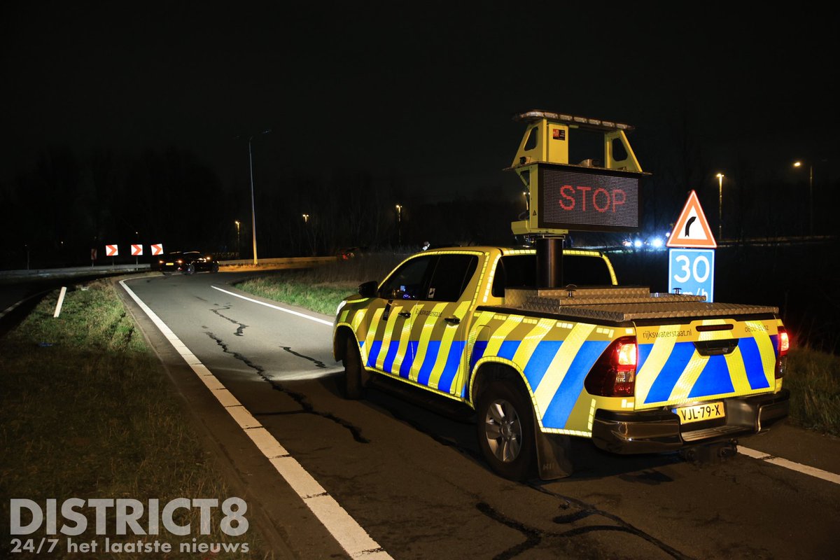 RedactieD8's tweet image. Tientallen automobilisten zijn vanavond op de bon geslingerd op de afrit van de #A4 naar de #N470 bij #Schipluiden. De automobilisten negeerde het rode kruis nadat de afrit was afgesloten door een eenzijdig ongeval. Bij het ongeval raakte niemand gewond, een berger heeft de auto