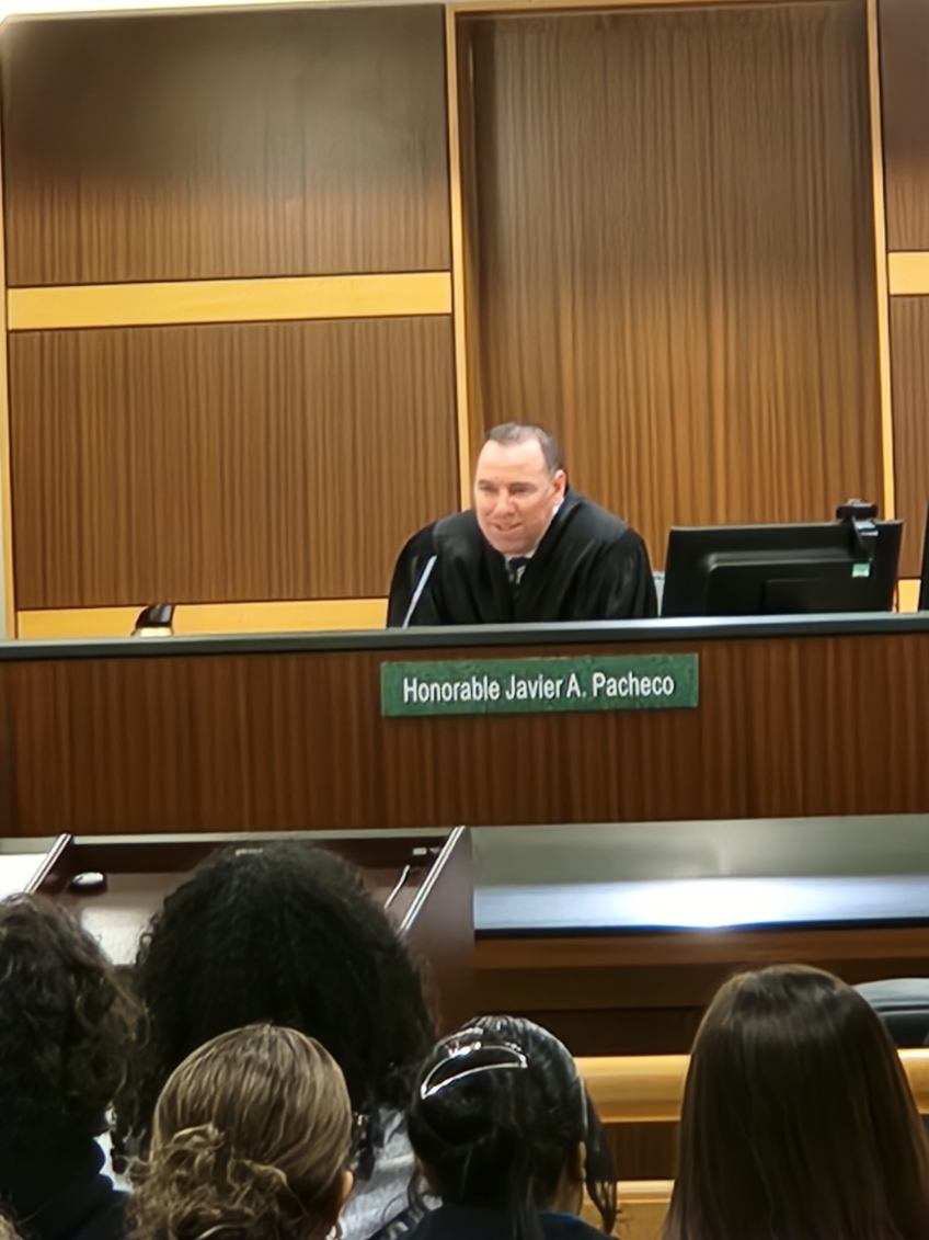 SWFLCourts's tweet image. We recently welcomed students to the Lee Co.  Courthouse for another Junior Achievement Day! This time with about 50 students from Ida Baker High School and East Lee County High School. 👏 Thank you to Lee Co. Judge Javier Pacheco for assisting! 

#SWFL #SWFLCourts #MockTrial