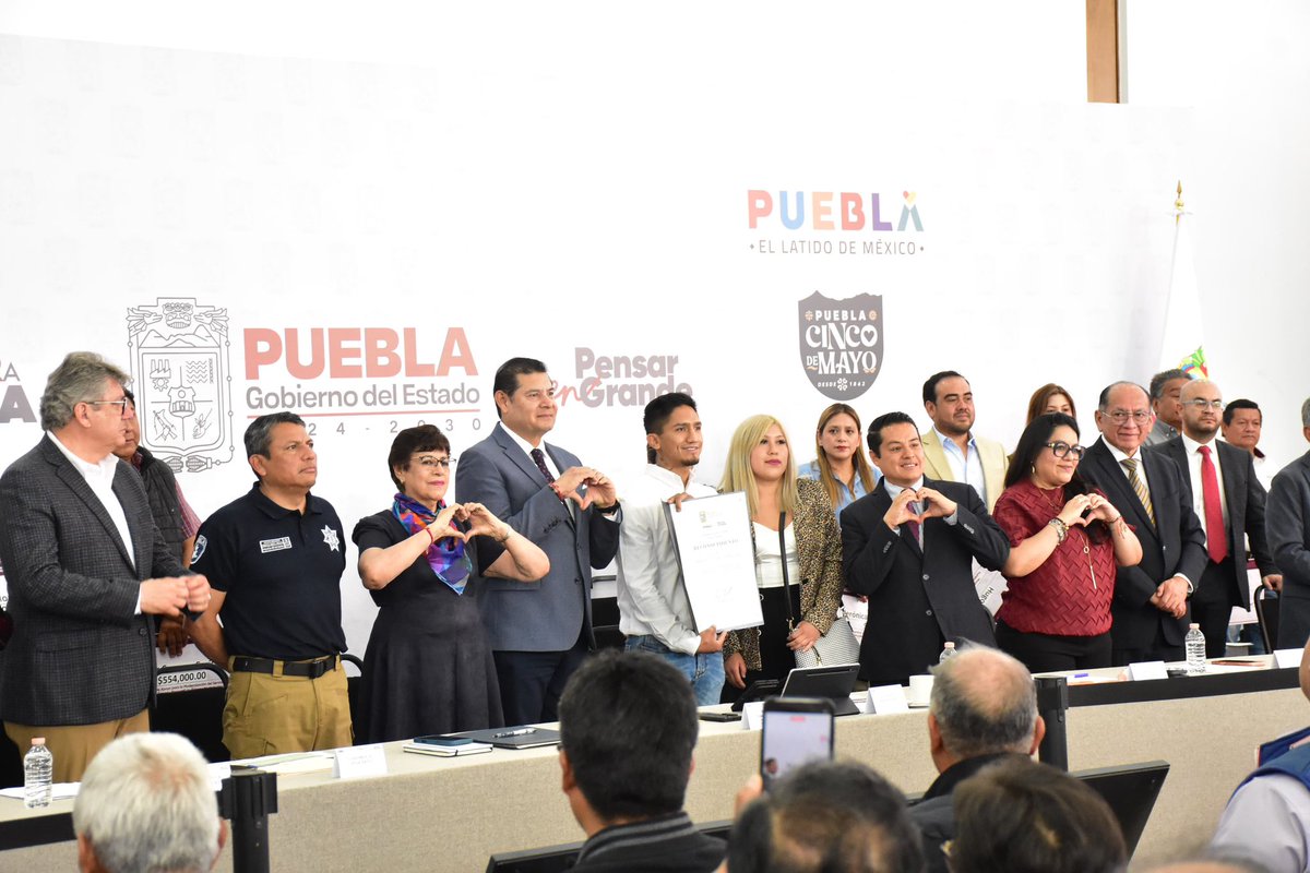 Hoy asistí a la rueda de prensa #MañanerAA junto al gobernador <a href="/armentapuebla_/">Alejandro Armenta</a>, donde se entregaron unidades de apoyo para transportistas, una acción que fortalece el servicio público en nuestro estado. 🚍

También reconocimos el talento del boxeador poblano Emmanuel “El Tigre”