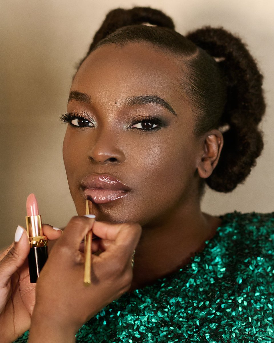 LouisVuitton's tweet photo. 98th Academy Awards. Louis Vuitton dressed friend of the House Wunmi Mosaku, nominated for Best Supporting Actress for her role in "Sinners", in a custom navy gown by Nicolas Ghesquière. 

#WunmiMosaku #NicolasGhesquiere #LouisVuitton #LVBeauty https://t.co/pwyuppp6cb