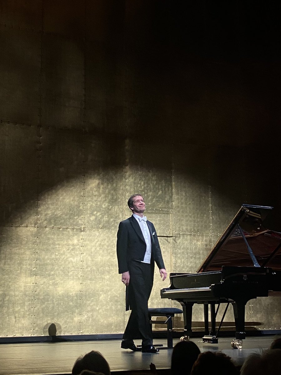 Guiguiii94's tweet photo. Foule, ovations et rappels des grands soirs #TCEopera quasi complet pour le grand #Lugansky !
Schumann hypnotique (Carnaval de Vienne et Humoresque), Chopin aussi poétique que pudique, contrechants, rebond, sonorité… 3 bis Mendelssohn Rachma et Fantaisie-Impromptu exemplaire ! https://t.co/BTIzVNSGTd