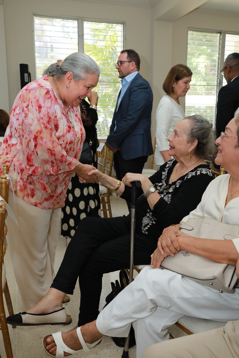 carles_beatriz's tweet photo. Hoy acompañé a la Primera Dama, @mulinomaricel, al acto que dio inicio a la primera etapa del “Proyecto Casa de los Buenos Días Papa Francisco” para personas mayores. https://t.co/BHwurMDJOC