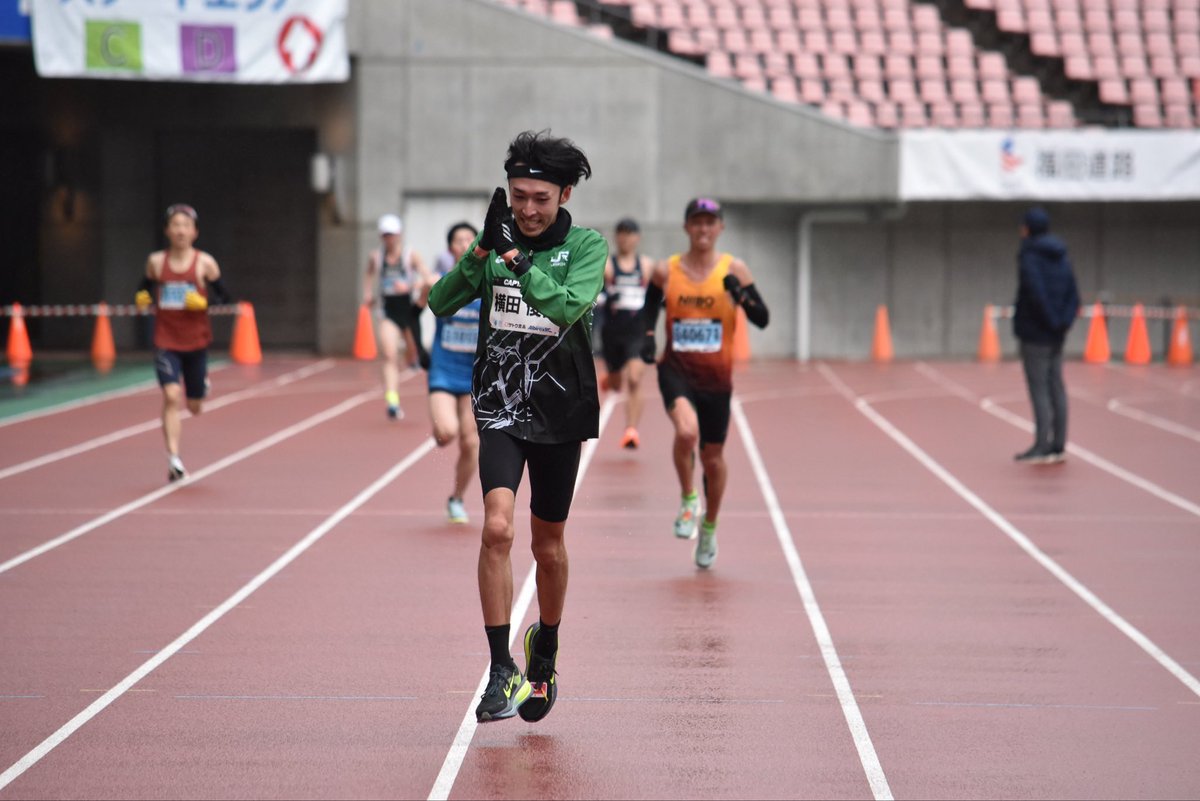 n_halfmarathon's tweet photo. JR東日本横田俊吾選手は新潟ハーフマラソン2026をもって引退となります。
中学時代からの直向きな姿勢、陸上に対する情熱、13年間の競技人生に賛辞を贈ります👏✨感謝の意を込めたフィニッシュが感動的でした🥹沢山の感動をありがとうございました。『よこたっきゅう』をこれからも応援しています📣 https://t.co/KjhYiJDgpx