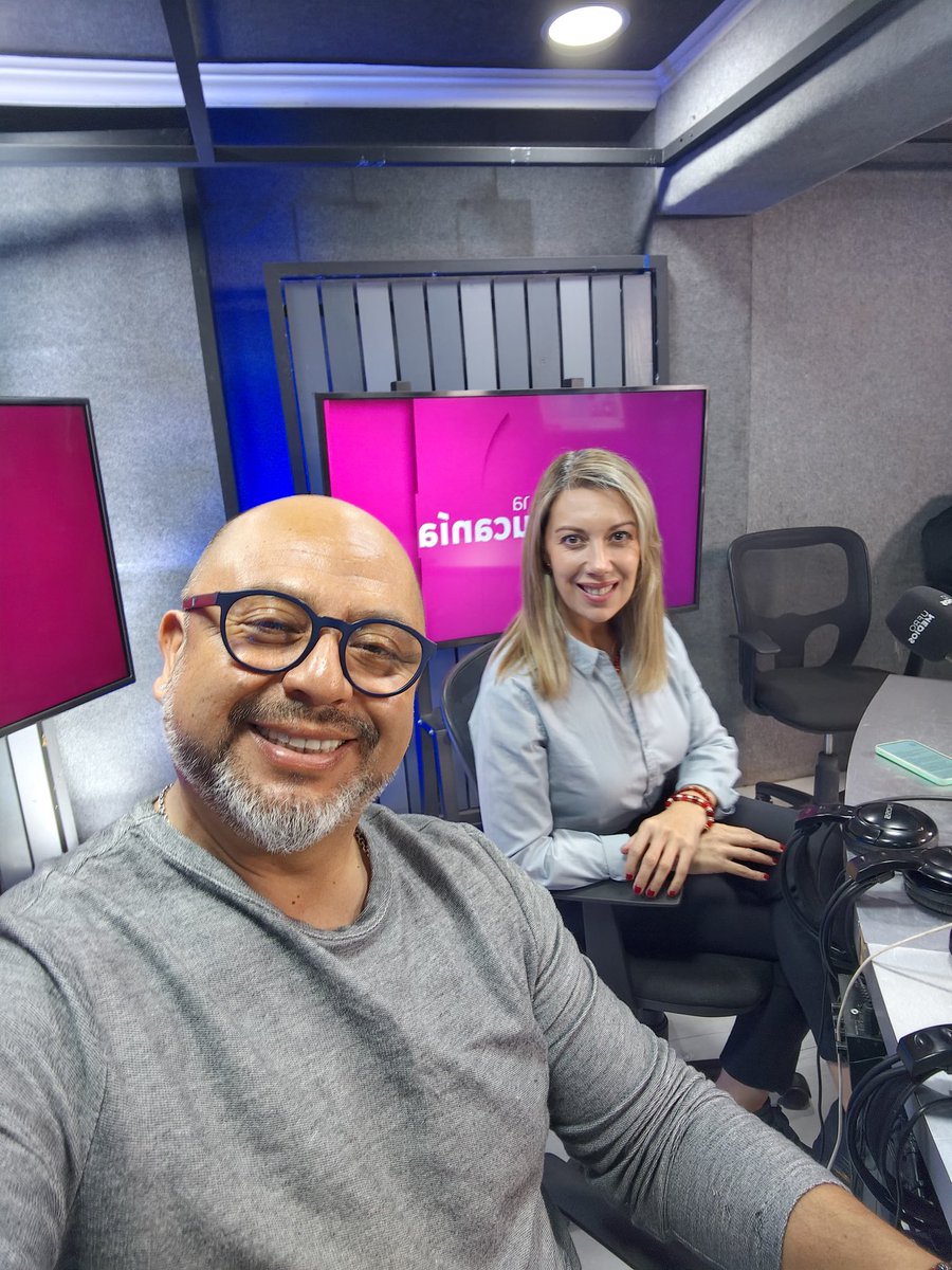 📸 ¡De visita en la radio! 📻

Así se vio la mañana de hoy, nuestra vicepresidenta, Silvana Saldías, compartiendo micrófonos con Claudio Godoy en Ufroradio.

¿De qué habló?
✅ Nuestra labor como corporación
✅ La red de mujeres que estamos tejiendo en el sur