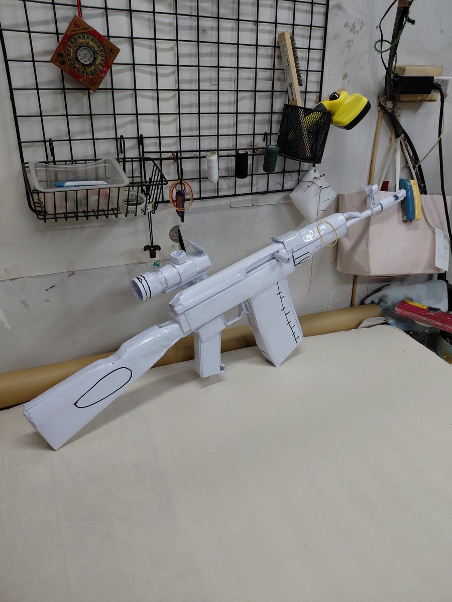 little lad on the right tweet media