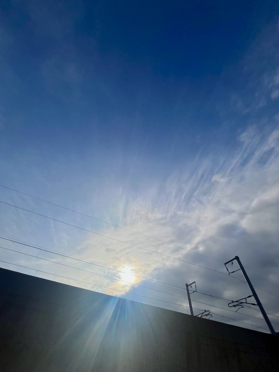 3月17日(火) 7:30
   おはようございます♪
  #西の空  #東の空 
  さっきまで曇り空でしたが、
  晴れてきました!!
    #彼岸の入り 
  📻｢スギ花粉のピークはすぎ、これからヒノキが飛び始めます｣ 季節は進んでいるようです❁⃘*.ﾟ🤧😷