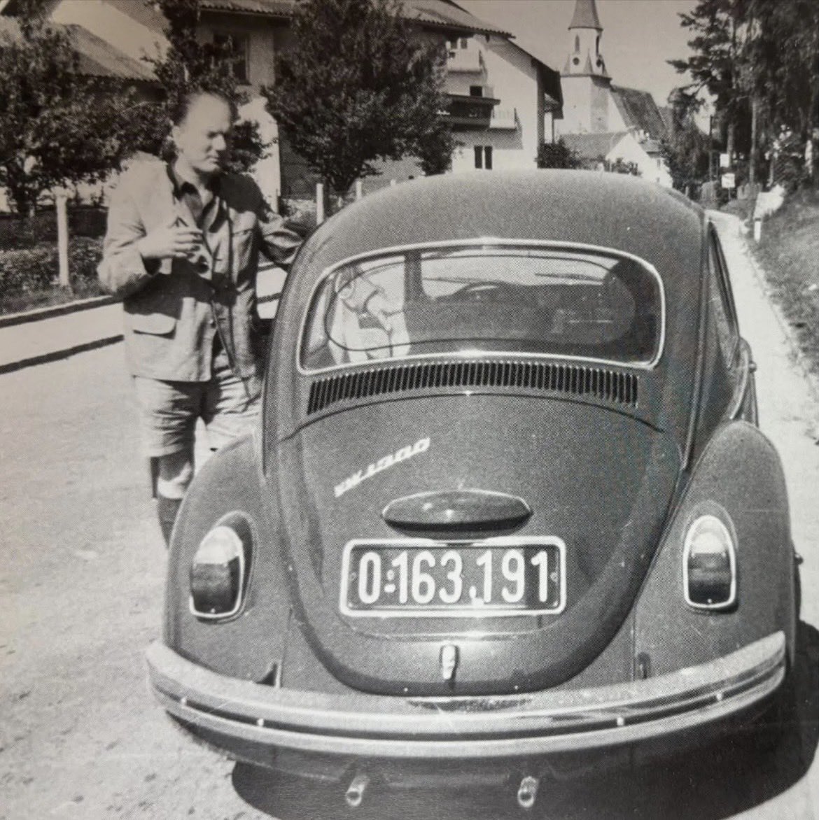 DiedThomas's tweet photo. »Ich bin überall a bisserl ungern!«

»Bin ich in #Nathal angekommen, frage ich mich, was ich in Nathal suche, komme ich in #Wien an, frage ich mich, was suche ich in Wien. Wie neunzig Prozent aller Menschen, will ich im Grunde immer da sein, wo ich nicht bin, da, woraus ich https://t.co/LCvPU2Xab2