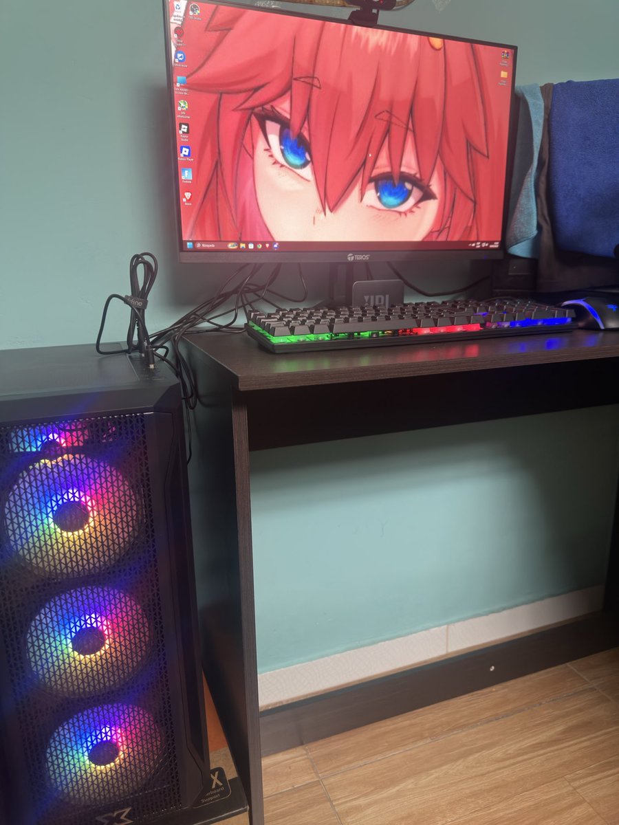 apoton_'s tweet photo. Ahhh me olvidé contarlo por aquí 😃 pero al fin pude conseguir comprar una buena PC :D 
Que opinan de mi fondo 🫢 https://t.co/vV4HaB29Ng