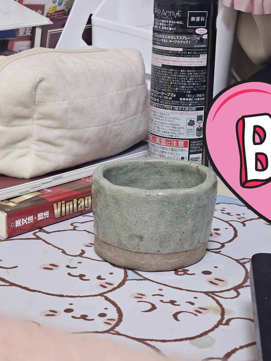 RINNA_Vo's tweet photo. みんなおはよう‼️
修学旅行で作った湯のみが届きました✨
お口が広すぎてケープ入れになっちゃった💦

それと、、今日気づいたんだけど、ツイキャス以外の配信サイトでする時に配信ツイートしてなかったからXから飛べなかったね🥲ごめんねm(._.)m 
今日はツイキャスで20時から配信するよ〜きてねん https://t.co/tgmhhAnUFc