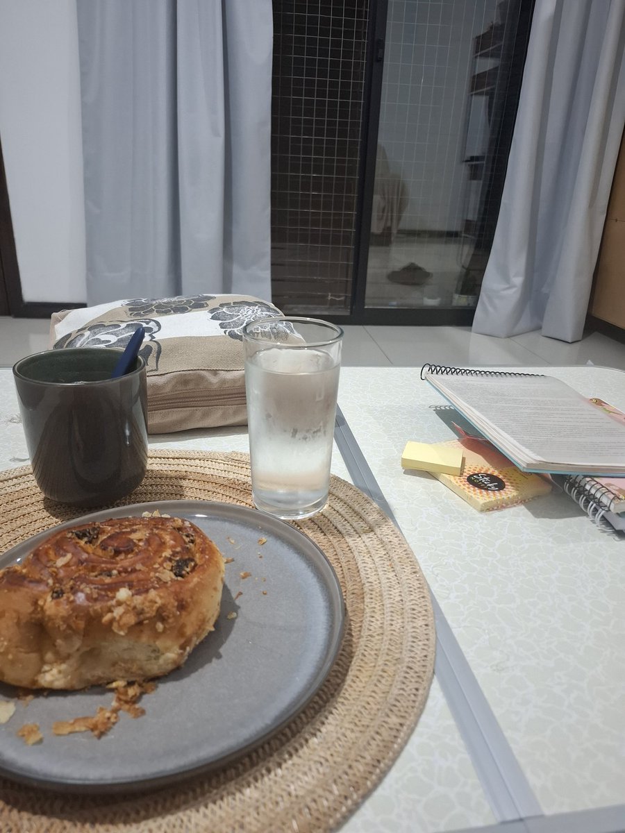 Lux10's tweet photo. Estoy agotada pero prepararme un café, vaso con agua fría y tener mis cuadernos a la mano para escribir y estudiar me cambia el ánimo ✨️ https://t.co/20Zxpj73I5
