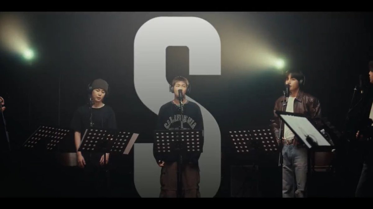 YALL THIS SET UP?!?!? WE’RE DEFINITELY GETTING A LIVE VIDEO PERFORMANCE OF ARIRANG SOON AS WELL