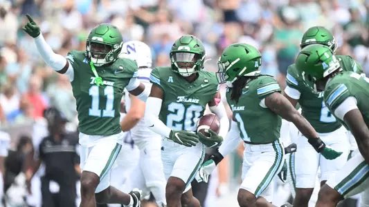 EliToms_5's tweet photo. Blessed‼️‼️ To receive my 3rd division 1 offer from Tulane University! #Agtg #GreenWave 

@Matt_Ungie @Coach_Mac70 @1man_eyeland @DVThunderFB https://t.co/11CQkVfA3i