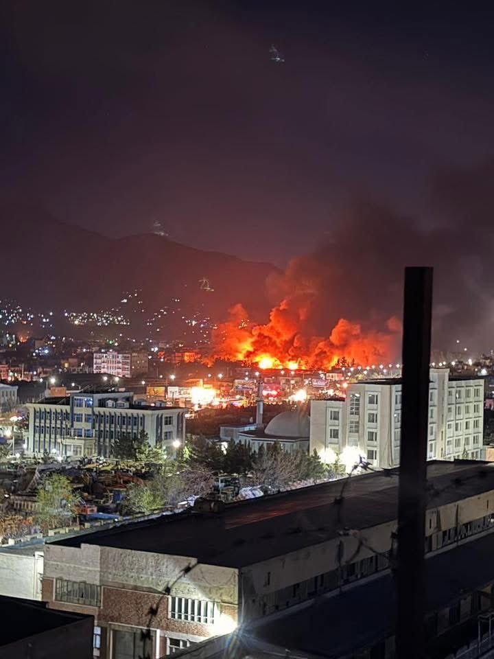 AzizulHoqueCM's tweet photo. 🇵🇰⚡🇦🇫 | Pakistan launches airstrikes on central Kabul. Fires reported across the Afghan capital. https://t.co/PXoyyCBnPb
