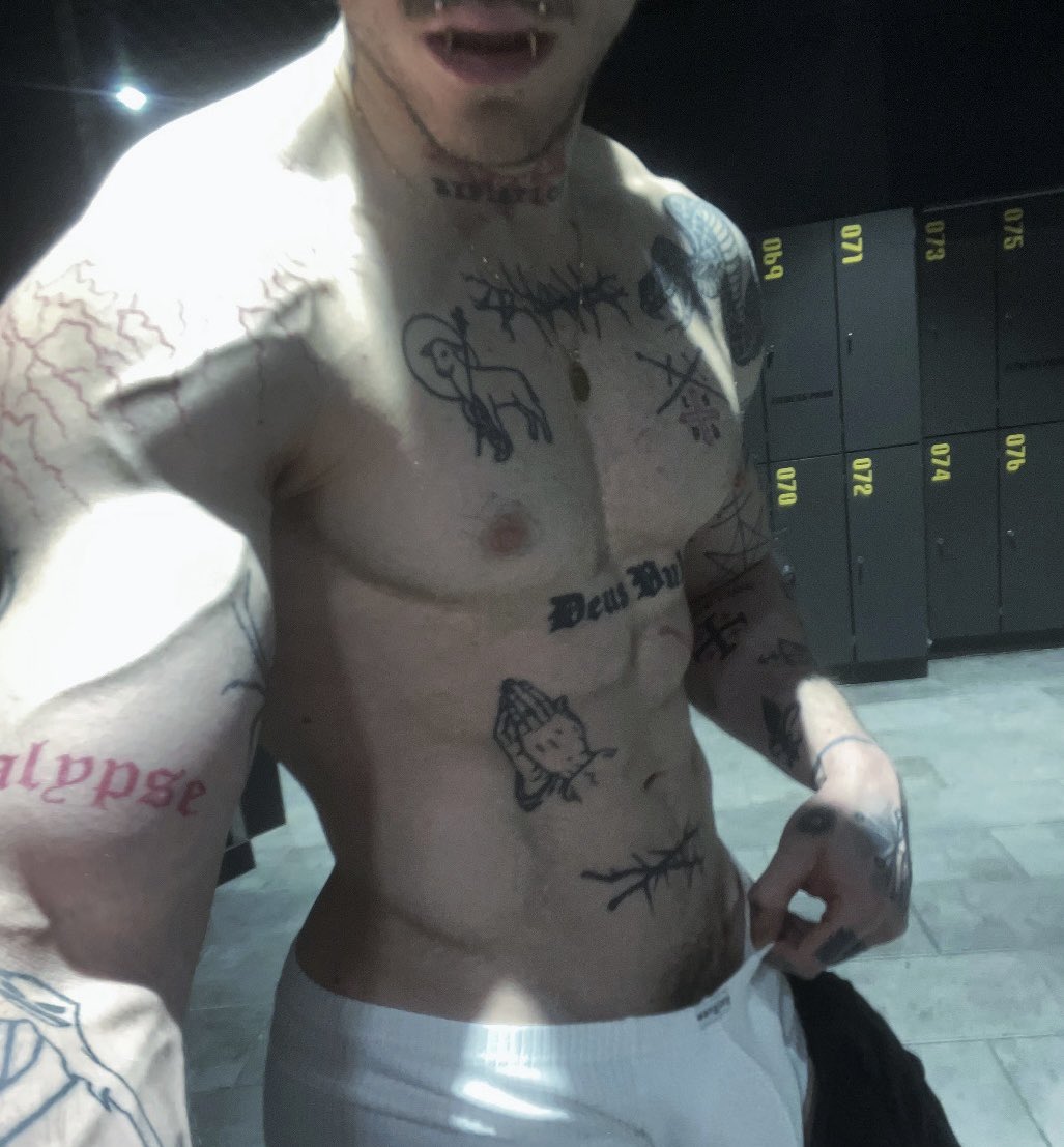 sleepylazarus's tweet image. beware the vampire in the gym