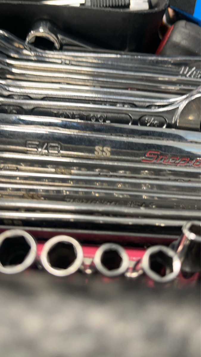 SSRacing_'s tweet image. 仕事終わりに工具に名前をedging

これで、少しは貸した工具を見失うことも減るはず？
みんな同じようなものを使うからたまに貸した時にどれってなるのも防げるはず！

 #indyjp    #Mechaniclife
  #motorsport