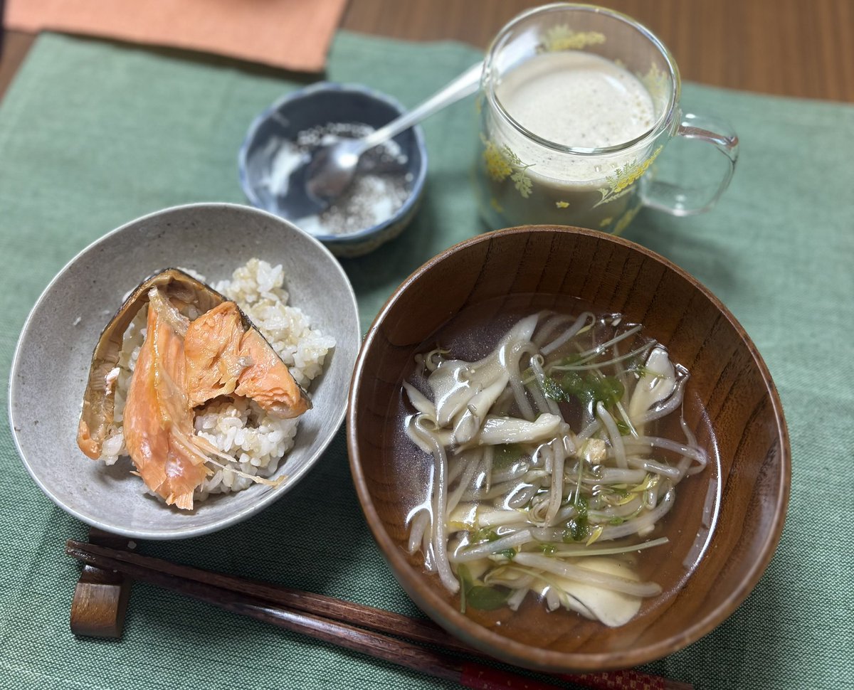 Mokahomecooking's tweet image. Good morning! ☀️

Today’s breakfast is grilled salmon. 
Simple, healthy, and the perfect way to start the morning. 🐟🍚

I'm off to work now! ✨

#JapaneseBreakfast #HealthyEating #MorningVibes