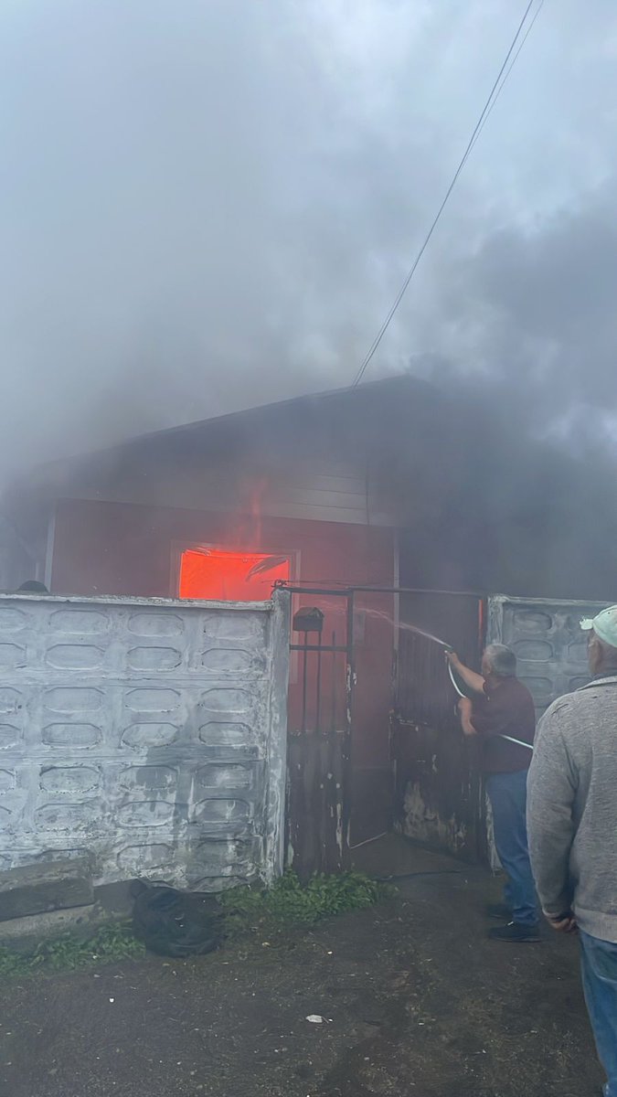#Chiguayante, Calle Escocia y Francia sector Leonera, incendio en 2 viviendas, equipos de emergencias en ruta. #ECHBiobio #UAT8