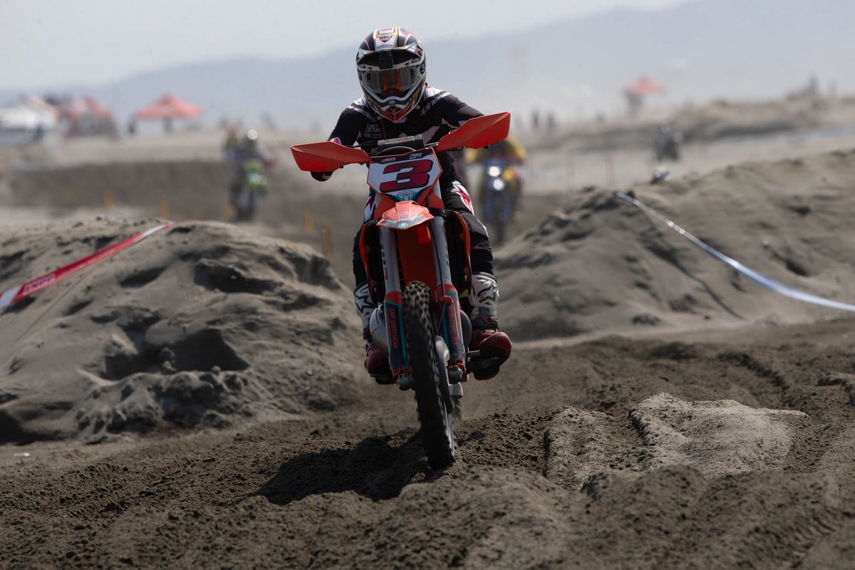 ktm_japan's tweet image. 【JNCC R2 徳島】矢野和都選手、KTM 300 XCで総合5位の快走
JNCC 徳島大会のCOMP-GPにて、矢野和都選手（No.3）がKTM 300 XCで総合5位に入賞！
「2ストロークは、車体の軽さが後半の疲労軽減に直結する」と、KTM 2ストロークモデルの圧倒的な戦闘力を証明しました。
#JNCC #KTM #300XC