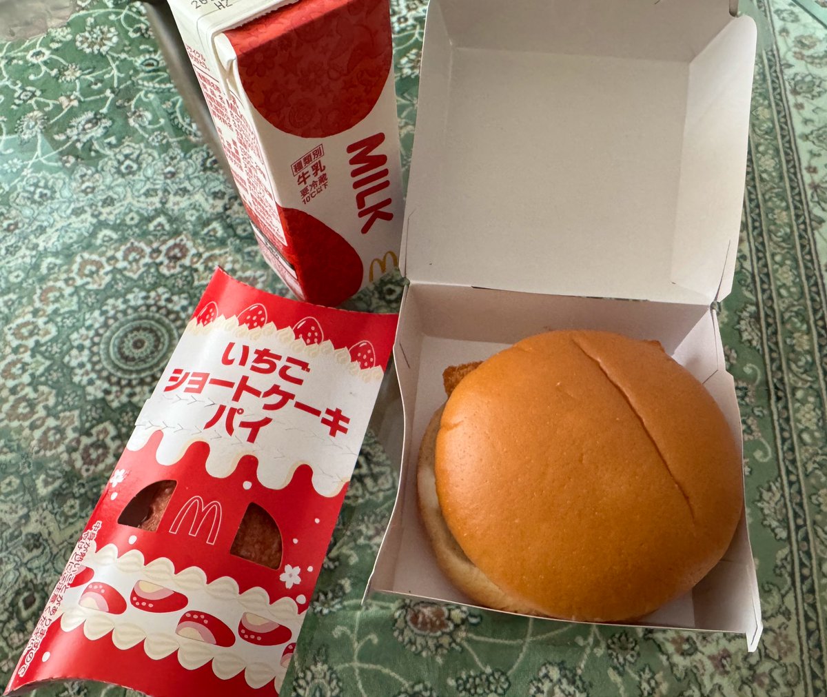murase_pipipi's tweet photo. 🍰んまし！🥰
フィレオフィッシュとミルクは至高 https://t.co/1oPmku8VA2