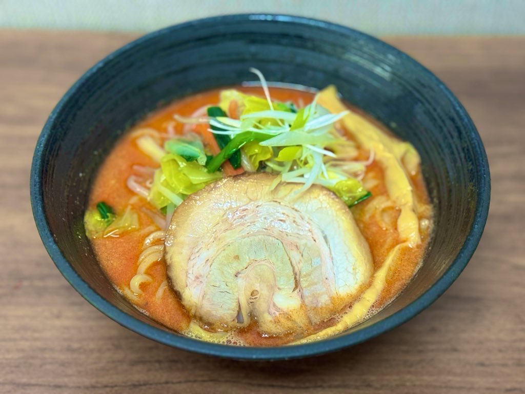 🔥新商品・限定C🔥  
【花椒香る 辛味噌ラーメン】

濃厚味噌のコクに、花椒のシビれる刺激。  
辛さの奥に旨みが広がるクセになる一杯🍜

辛さはお好みで選べます👇  
🌶ピリ辛  
🌶🌶中辛  
🌶🌶🌶大辛  
追い飯付きです🍚

シビ辛好きの方、ぜひ挑戦してください🔥  
数量限定です！