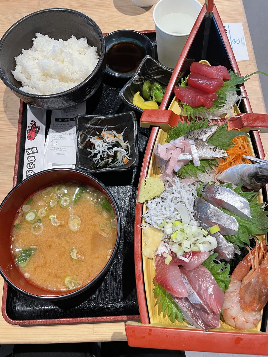 KaaamuraTravel's tweet photo. 道の駅で食べた海鮮定食、これで2500円なの素敵 https://t.co/MQu2KC6i4I