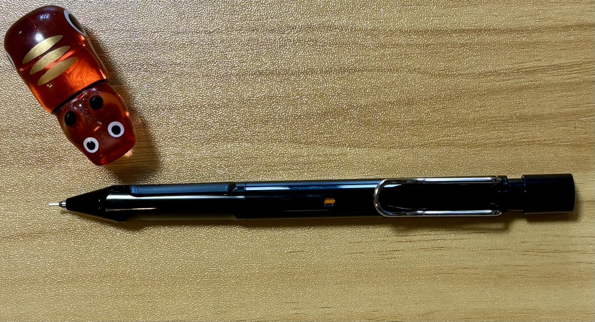 青、黄色はすごくLAMYっぽくていいし、クリアも面白い　悩んで使ってる筆箱と相性が良さそうな黒にしました　ノック部にゴムの蛇腹？あったらよかったのに　ノックする時邪魔かな