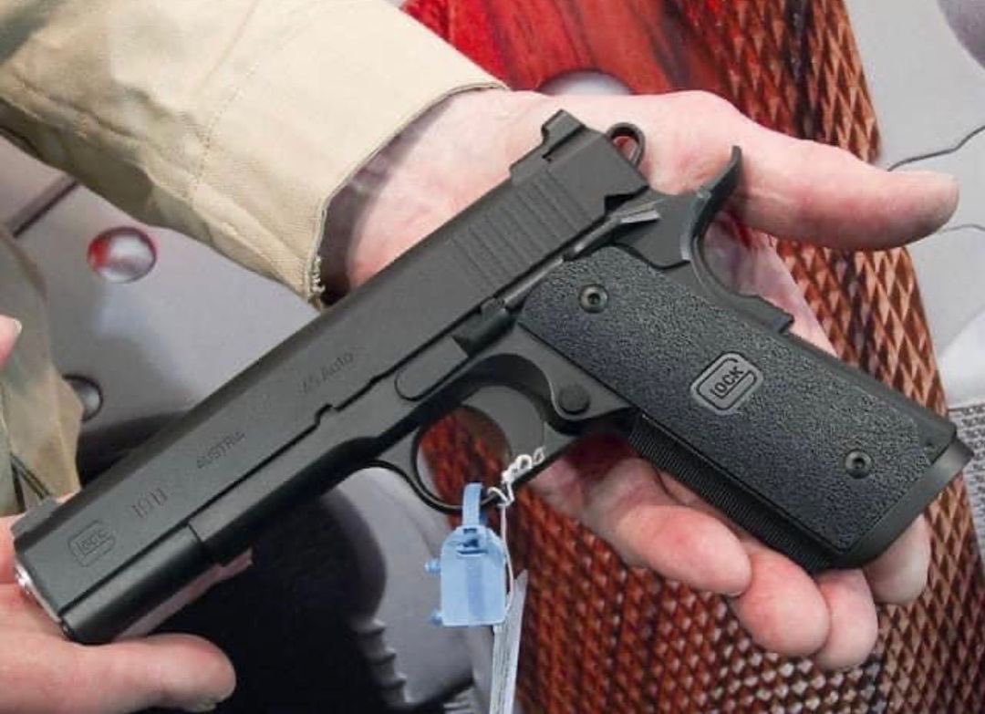 GunloverClub1's tweet photo. Glock or 1911? https://t.co/G7DFxiGxug